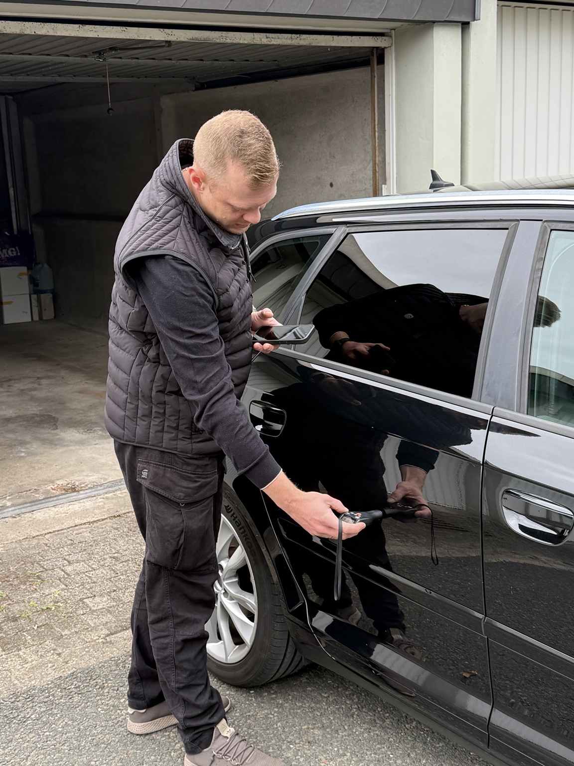 Lackschichtmessung an der Fahrzeugseite