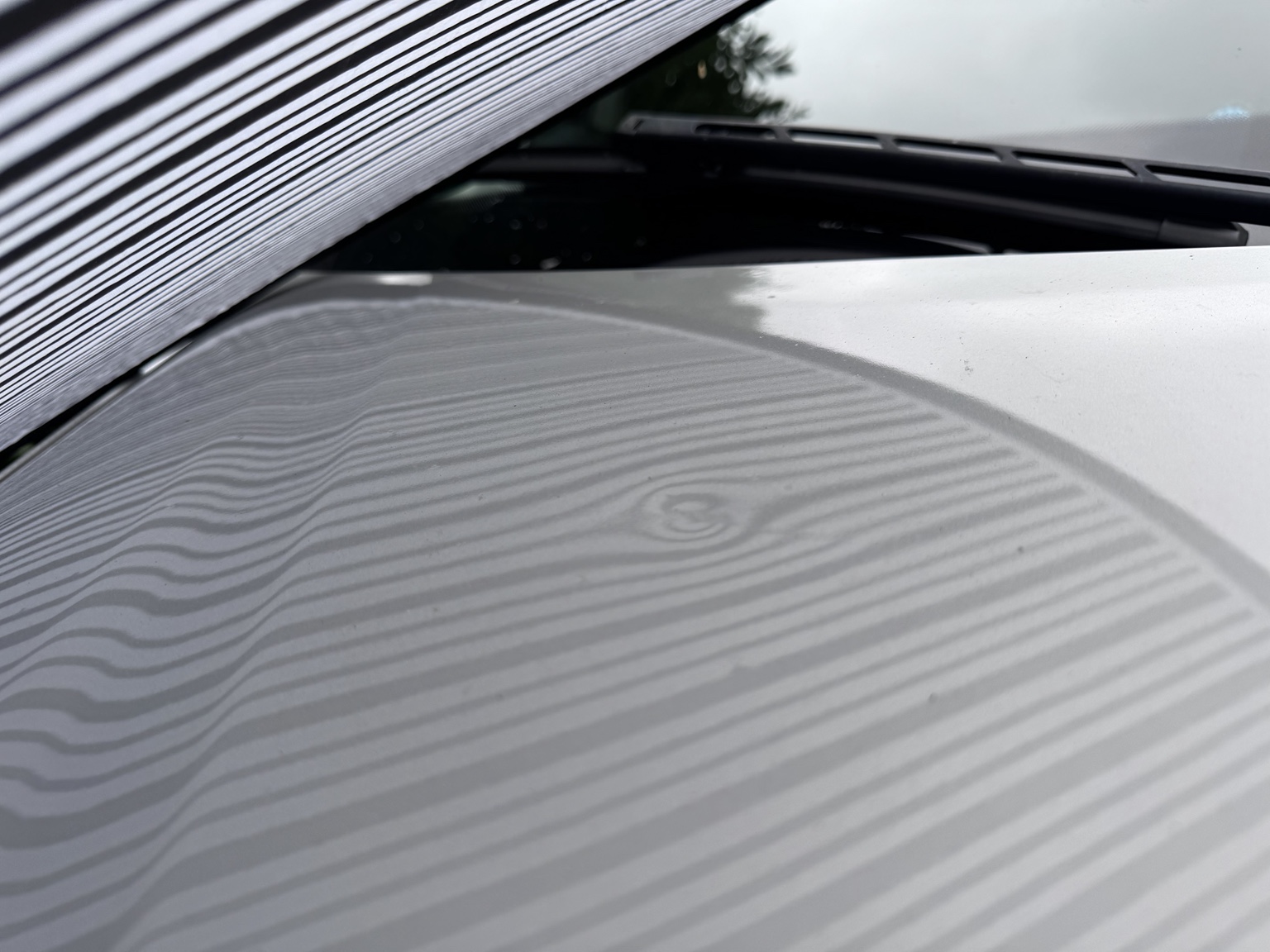 Prüfung einer Motorhaube mit Reflektor